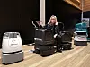 Heggelund poserer ved siden av gulvrengjøringsroboter