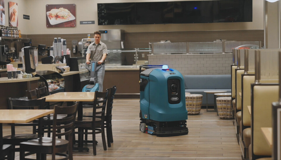 Bildet viser en av Tennants robot gulvvaskemaskiner, X4 ROVR. Gulvvaskerobot i restaurantmiljø