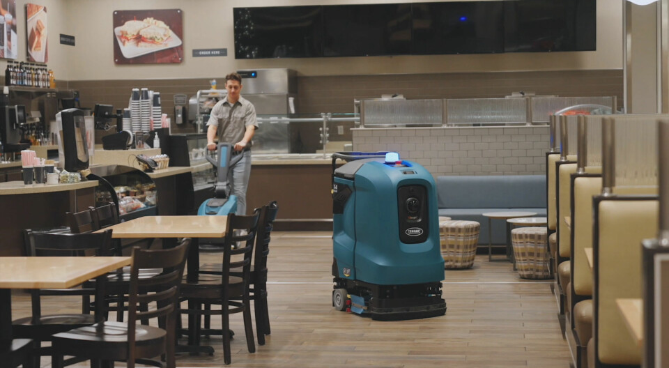 Roboter med selvkjøring fra Brain Corp. har lagt bak seg en ny milepæl når det gjelder sammenlaget driftstimer og dekket gulvareal. Bildet viser roboten Tennant X4 ROVR, én av flere som er utstyrt med selvkjøring fra Brain Corp. Gulvvaskerobot i restaurantmiljø