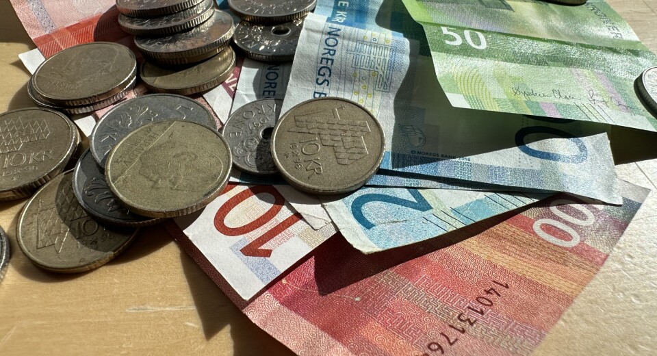 Om regjeringen får det som den vil, vil du i 2025 kunne trekke fra et enda større beløp til fagforeningskontingent. Norske sedler og mynter på et bord, 100-lapper, 200-lapper, femtilapp og