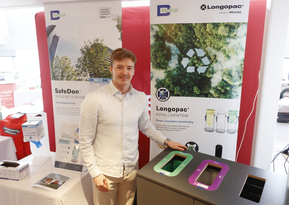 Haakon Nordgaard fra DMedical med de robuste avfallsposene fra Longopac. Nordgaard ved kildesorteringsstasjon