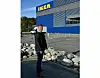 Erik Rødder foran et IKEA varehus