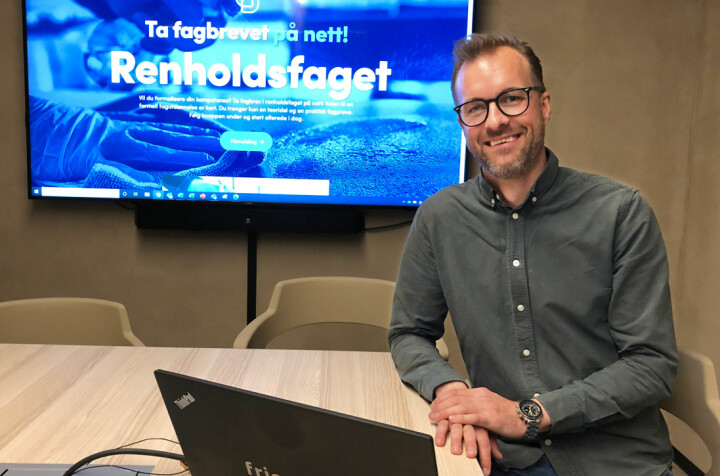 Lars Roland Pettersen hos kurstilbyderen «Renholdsfaget på nett» formaliserer nå et årelangt samarbeid med Knut Georg Kåsin Pølse-Nilsen. De to satser på å tilby både nettbasert og fysisk undervisning, på nivå opp til og med fagbrev i renhold. Pettersen ved PC