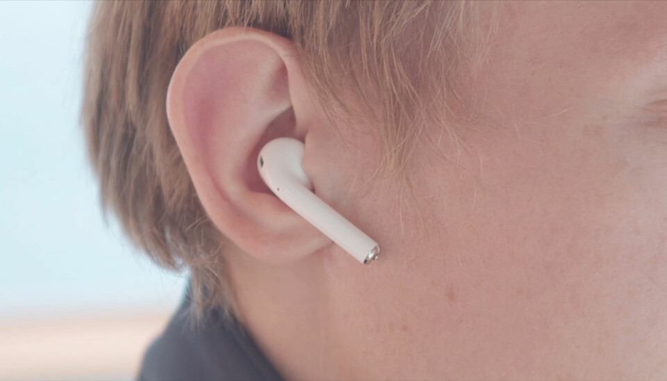 Uansett om du bruker dem i mobilsamtaler eller for å høre på musikk, er det gode grunner til at du bør rengjøre øreproppene innimellom. Nærbilde av ørepropper i et øre