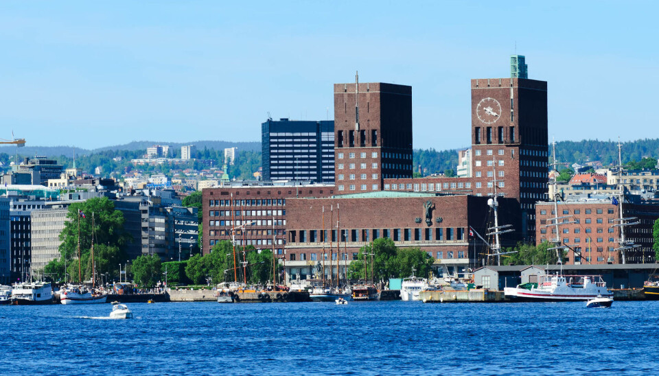 Kontrakten med Oslo kommune har en verdi på rundt 24 millioner kroner og ble tildelt to tilbydere. Oslo rådhus sett fra sjøen