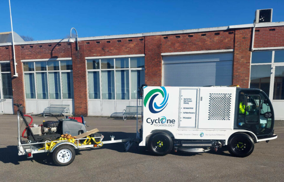 Vaskebilen fra Cyclone Technology egner seg for grovsmuss i parkeringskjellere, garasjer og utearealer. Oppå tilhengeren står en mindre maskin for å rengjøre der bilen ikke kommer til. Rengjøringsbil med tilhenger og utstyr