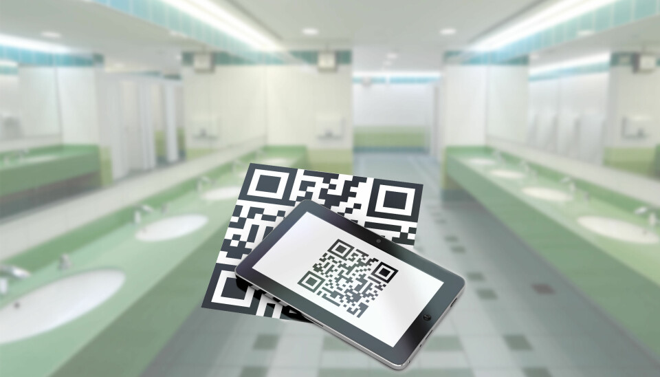 QR-koder er rimelige å lage og enkle å implementere, mens sensorer gir automatiske og presise data om bruk og behov. Hvilken løsning skal du velge? Nettbrett og QR-kode sett mot uskarp toalettrom-bakgrunn