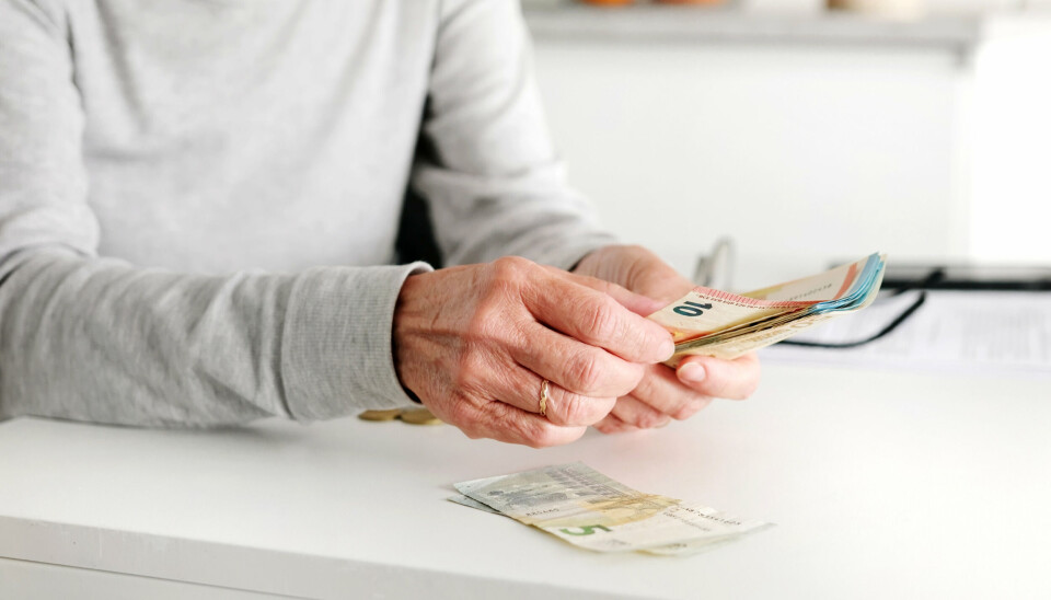 Nasjonale minstelønninger i EU har økt betydelig de siste årene. Person som teller euro-sedler