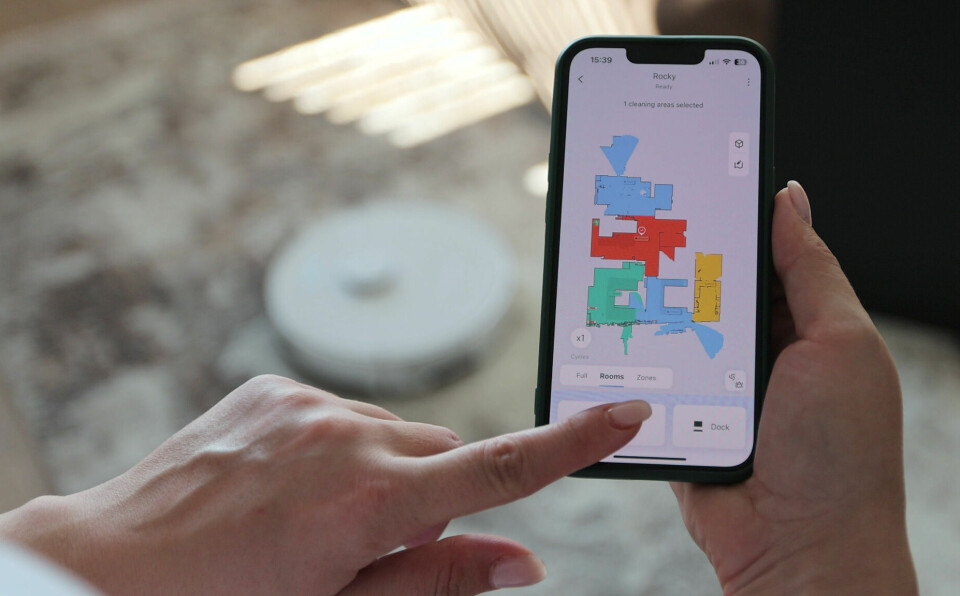Hvor utsatt er dagens profesjonelle rengjøringsroboter for datainnbrudd? Og hva gjør aktørene i bransjen for å håndtere sikkerhetsutfordringene? Mobiltelefon som viser romoversikt i kontorbygg