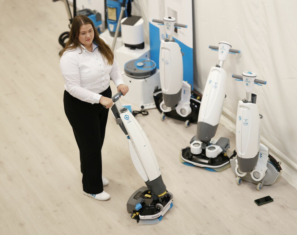 i-mop 40 er den første i en ny generasjon i-moper. Malin Nordahl hos i-team Norway viser den nye maskinen. Nordahl med en i-mop 40 gulvvaskemaskin