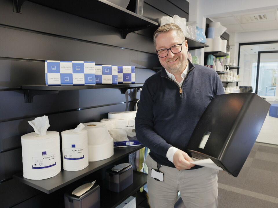 Frank Oksavik er Segment Manager Facility i ABENA Norge AS. Her med en av selskapets dispensere for håndtørkepapir. Frank Oksavik viser en dispenser for håndtørkepapir