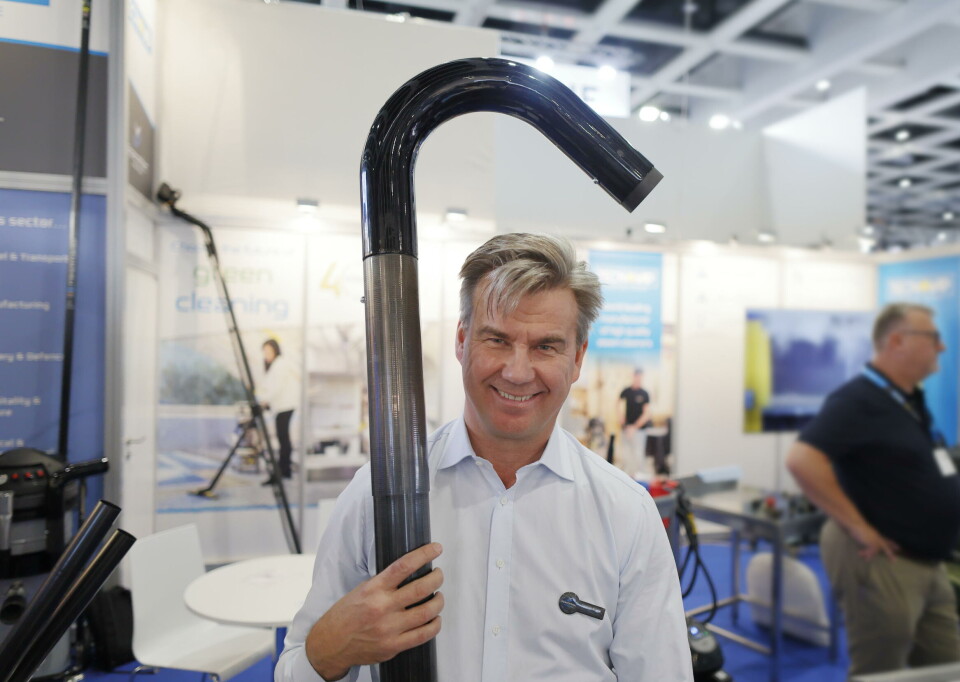 Tommie Nisula fra SpaceVacs med 70 mm karbonstang for å suge opp smuss fra takrenner. Fotografert under renholdsmessa CMS Berlin 2025. Mann med karbonstang for takrennerens