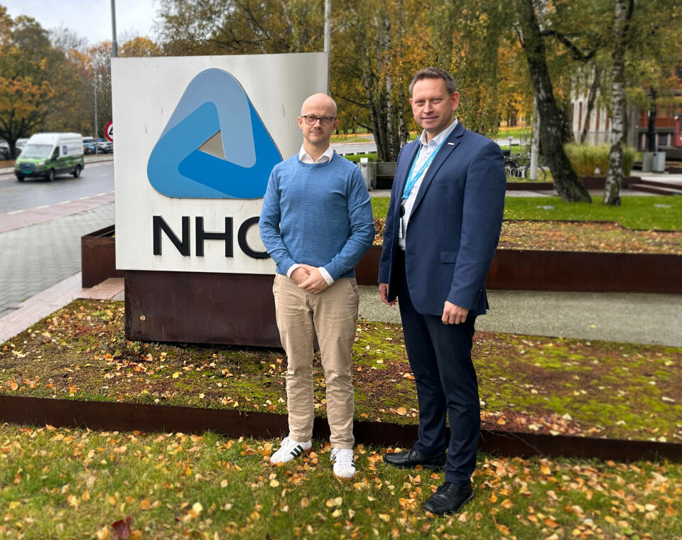 Erik Sandsmark Idsøe (t.v.) og Vegard Einan (adm.dir. i NHO Service og Handel). Idsøe og Einan på plenen foran NHOs hovedkontor