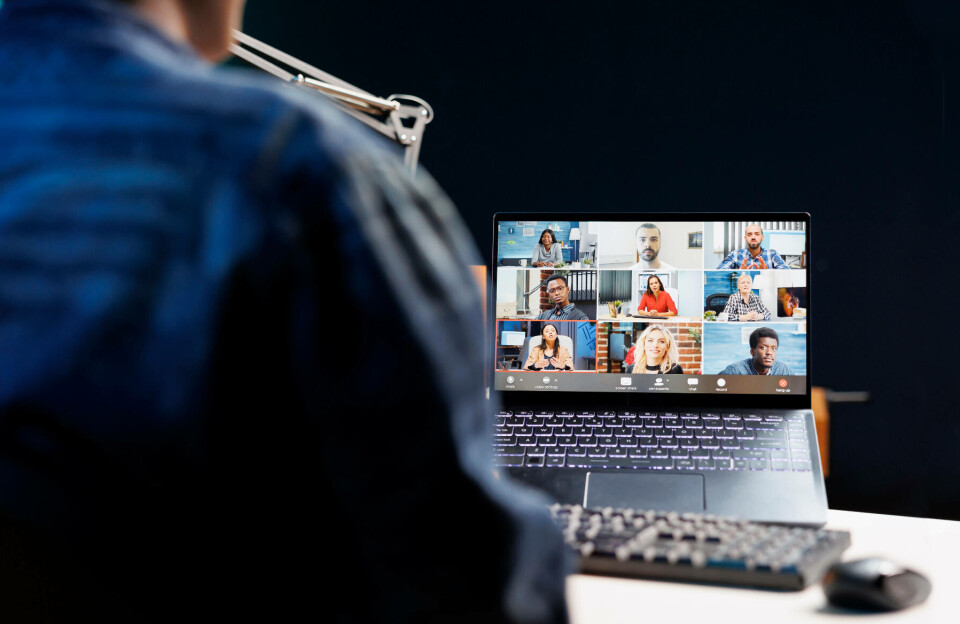 RVO-ene inviterer til gratis digitalt forum den 28. oktober kl. 11.00-12.00. Mann som deltar i et digitalt videomøte