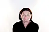 Portrett av Libe Solberg Rieber-Mohn foran hvit bakgrunn