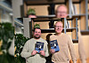 Halvportrett av to menn. Begge viser forsiden på en bok. Kontormiljø i bakgrunnen.