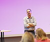 Portrettfoto av ham, stående foran et lerret