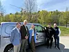 Fem medarbeidere i Toma og Toyota står foran en liten elektrisk varebil fra Toyota