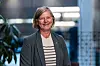 Portrett av et sentralstyremedlem i Den norske legeforening foran et lyst kontormiljø.