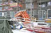 Veltet bygghiss og stillas ved en byggeplass i Ursvik i Sundbyberg.