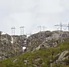 Kraftgate der strømkabler strekker seg gjennom et kupert norsk fjellterreng.