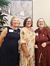 Tre kvinner fotografert ifm. en feiring av tidligere utdannelser