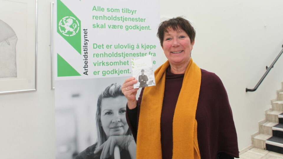 Kari Birkeland, prosjekt­leder for renholds­satsingen i Arbeids­tilsynet, med det nye heftet.