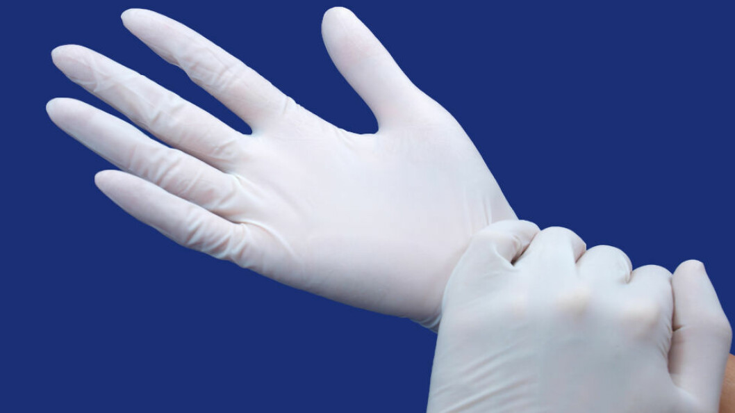 Svenske forskere under­søker nå om det er materialet i nitril­hanskene som er årsak til en opp­blomstring av hånd­eksem. (Ill.foto: Colourbox)