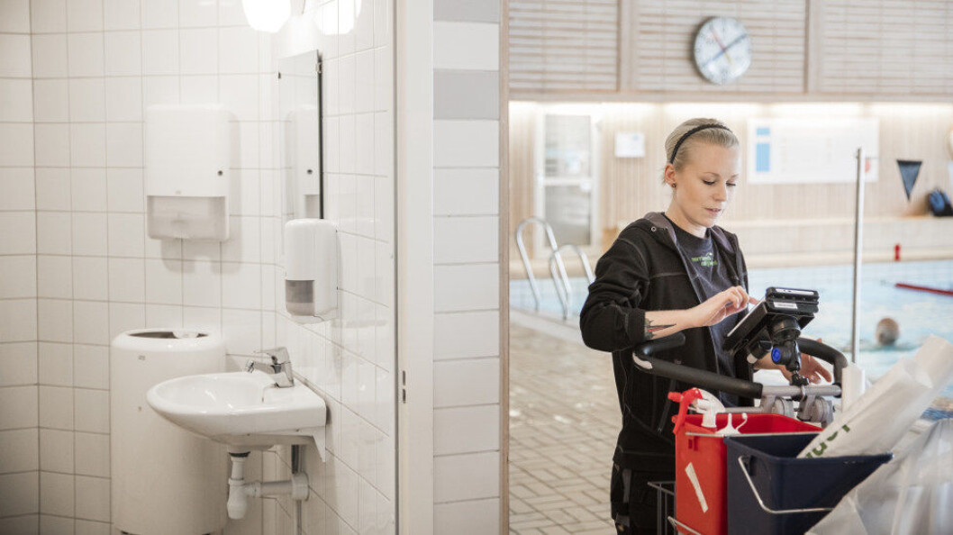 Renholderne slapp å bruke så mye tid på å følge opp dispenserne, og fikk mer tid til rengjøring. Foto: SCA Renholderne slapp å bruke så mye tid på å følge opp dispenserne, og fikk mer tid til rengjøring. Foto: SCA