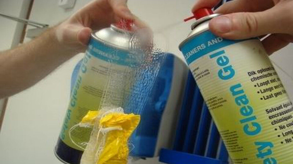 Safety Clean Gel skal blant annet klare å fjerne lim, olje, fett, voks og tjære. Foto: Produsenten Safety Clean Gel skal blant annet klare å fjerne lim, olje, fett, voks og tjære. Foto: Produsenten