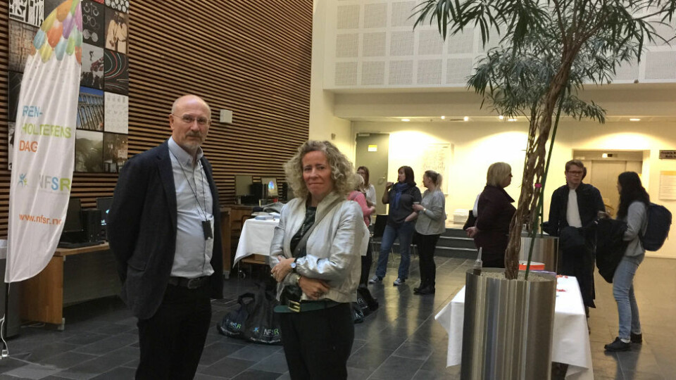 Eiendoms­direktør Mariann Hole og fag­koordinator på Bachelor i Facility Management, Knut Boge, deltok i markeringen av renholdernes dag ved HiOA. (Foto: Ellen Nygard)