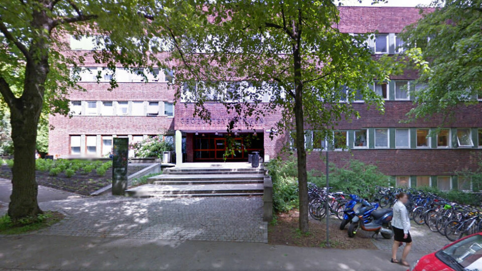 Påstanden fra Universitetet i Oslo er at det ble brukt så mye vann at det rant ned en etasje og førte til kort­slutning i en kostbar maskin. (Foto av Geologi­bygningen: Google Maps)