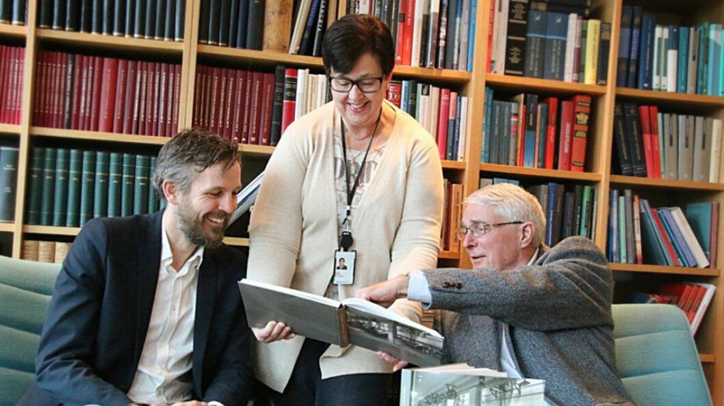 Bransjesjef Kjetil Tvedt, konsulent Kristin Ødegård og tidligere bransjesjef Michael J. Christensen med den nye boken. (Foto: NRV)