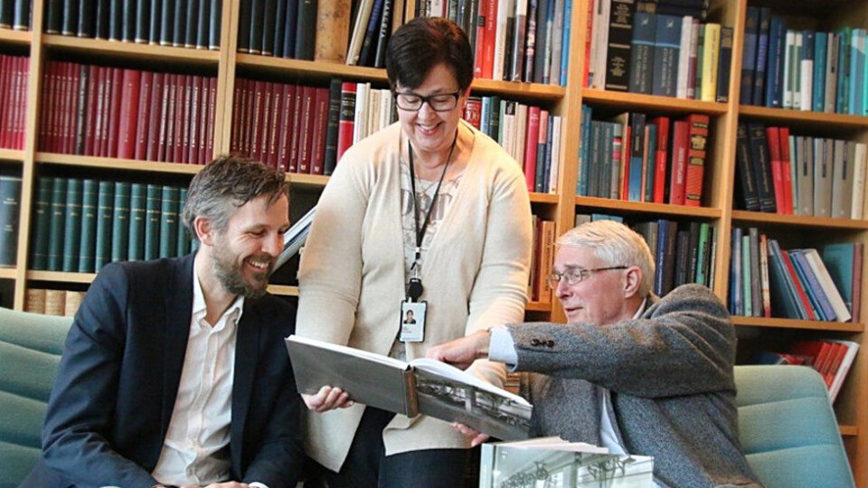 Bransjesjef Kjetil Tvedt, konsulent Kristin Ødegård og tidligere bransjesjef Michael J. Christensen med den nye boken. (Foto: NRV) Bransjesjef Kjetil Tvedt, konsulent Kristin Ødegård og tidligere bransjesjef Michael J. Christensen med den nye boken. (Foto: NRV)