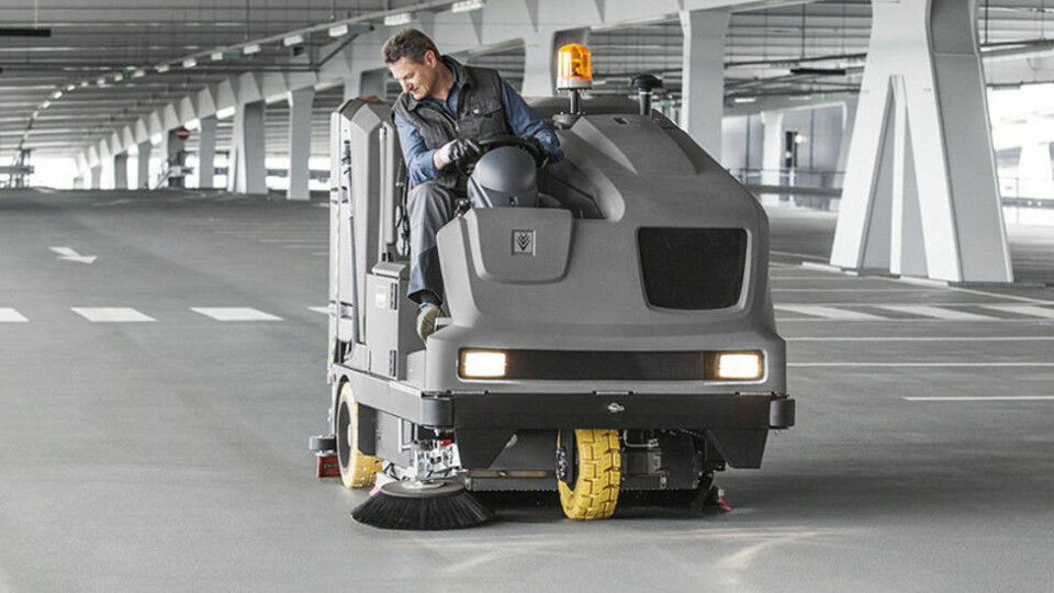 Kärcher B 300 RI med feie­funksjon skal være ideell for ren­gjøring i parkerings­hus. (Foto: Produsenten)