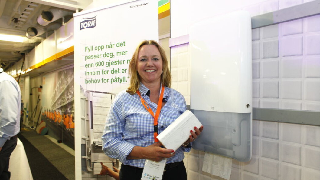 Tork PeakServe ble for første gang i Norge vist under FDV-konferansen Bygg Ren Verdi 2017. Her er Elisabeth Enger fra SCA / Essity med en pakke håndtørk-refill + dispenser. Tork PeakServe ble for første gang i Norge vist under FDV-konferansen Bygg Ren Verdi 2017. Her er Elisabeth Enger fra SCA / Essity med en pakke håndtørk-refill + dispenser.