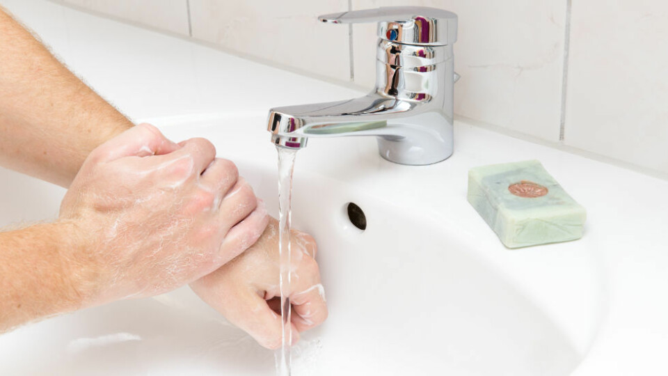 Varmt vann er ikke i seg selv mer effektivt enn kaldt for å fjerne bakterier. Antibakteriell såpe er heller ikke mer effektiv enn vanlig såpe. (Ill.foto: Colourbox)