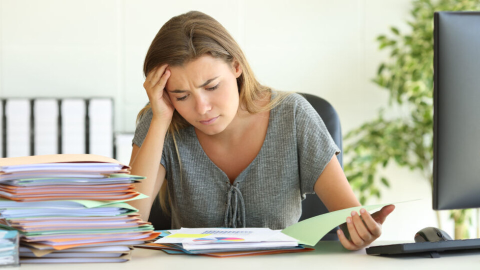 Typiske symptomer på dårlig inneklima er tørre slimhinner, irriterte øyne, hud og hals, tung i hodet, hodepine, tørste og konsentrasjonsproblemer. (Ill.foto: Colourbox). Typiske symptomer på dårlig inneklima er tørre slimhinner, irriterte øyne, hud og hals, tung i hodet, hodepine, tørste og konsentrasjonsproblemer. (Ill.foto: Colourbox).
