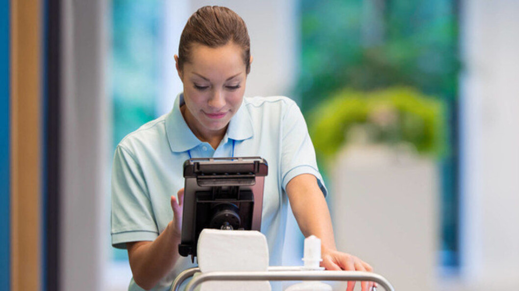 Med Tork EasyCube kan renholderen blant annet få info på sitt nettbrett når dispensere og tilsvarende utstyr går tomt. (Foto: Produsenten) Med Tork EasyCube kan renholderen blant annet få info på sitt nettbrett når dispensere og tilsvarende utstyr går tomt. (Foto: Produsenten)