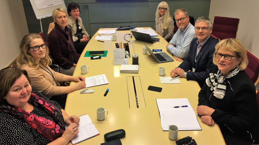 Styringsgruppen for den nye studien. Fra venstre og rundt bordet: Hallbjørg Lien, Linn Pettersen, Hanne Løvli, Hanne Bogen, Lise Lien, Dag Ekelberg, Torbjørn Furulund og Anne Jensen. (Foto: Baard Fiksdal, NHO Service og Handel). Styringsgruppen for den nye studien. Fra venstre og rundt bordet: Hallbjørg Lien, Linn Pettersen, Hanne Løvli, Hanne Bogen, Lise Lien, Dag Ekelberg, Torbjørn Furulund og Anne Jensen. (Foto: Baard Fiksdal, NHO Service og Handel).