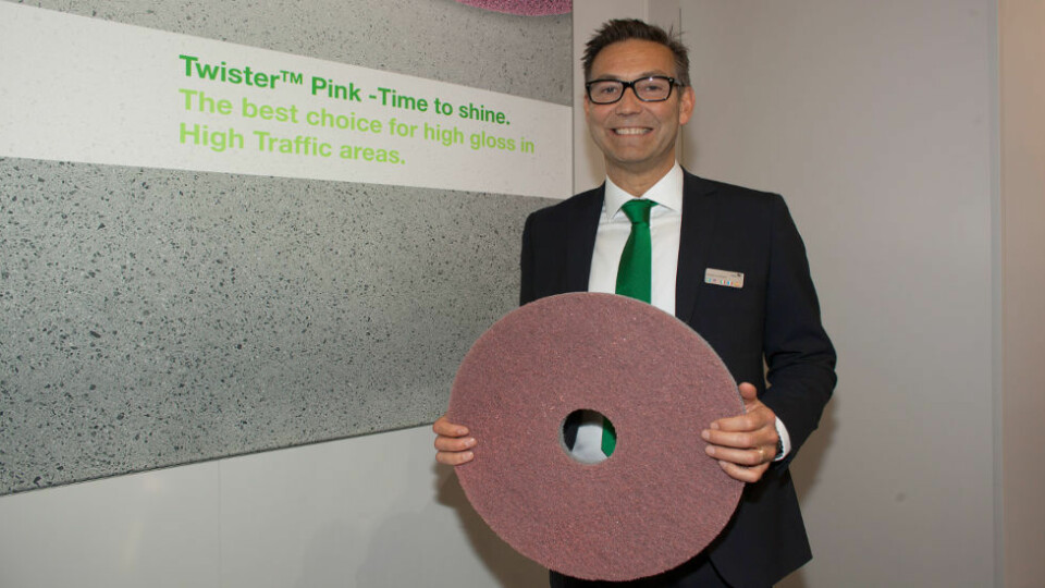 Fredrik Lindholm viser fram Twister Pink, en ny pad for retail-segmentet. Den gir litt renere og blankere gulv, og har betydelig større livslengde på rondellen.