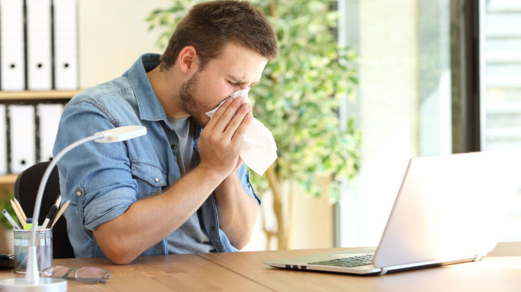 I følge den nye studien smitter influensa ikke bare gjennom nysing, hosting og berøring av smittede overflater, men også gjennom vanlig pust. (Ill.foto: Colourbox) I følge den nye studien smitter influensa ikke bare gjennom nysing, hosting og berøring av smittede overflater, men også gjennom vanlig pust. (Ill.foto: Colourbox)