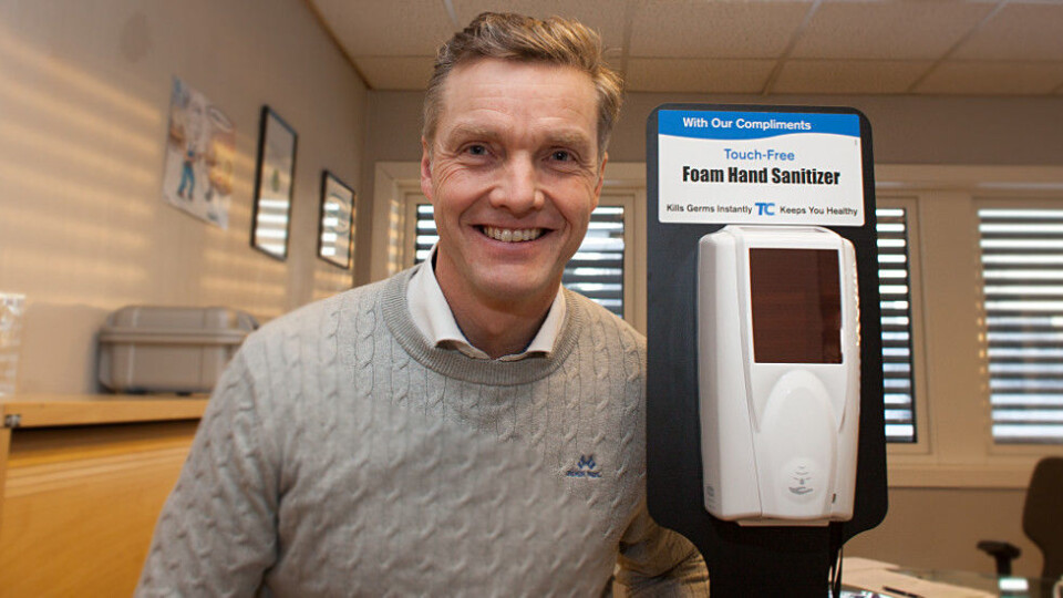 Helge Mood, adm.dir hos importøren Boss Europe, med dispenseren LumeCel. Den er strøm-messig garantert å kjøre automatisk i minst 15 år. Helge Mood, adm.dir hos importøren Boss Europe, med dispenseren LumeCel. Den er strøm-messig garantert å kjøre automatisk i minst 15 år.