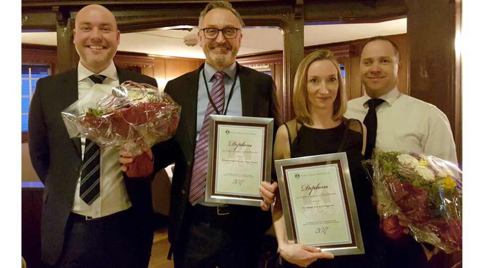 Diplomene er delt ut og vises stolt fram. Fra venstre: Peter Hasbak og Frank Mengel mottok diplomet for Berendsen Tekstil Service avd. Bergen og Anja Dunker og Finn Olav Ås mottok diplomet for Nor Tekstil AS avd. Kristiansand. Hadsel ASVO, Midtre Namdal Vekst avd. Flatanger Vaskeri og Vekst Ålesund var ikke tilstede under utdelingen. Foto: NVK Diplomene er delt ut og vises stolt fram. Fra venstre: Peter Hasbak og Frank Mengel mottok diplomet for Berendsen Tekstil Service avd. Bergen og Anja Dunker og Finn Olav Ås mottok diplomet for Nor Tekstil AS avd. Kristiansand. Hadsel ASVO, Midtre Namdal Vekst avd. Flatanger Vaskeri og Vekst Ålesund var ikke tilstede under utdelingen. Foto: NVK