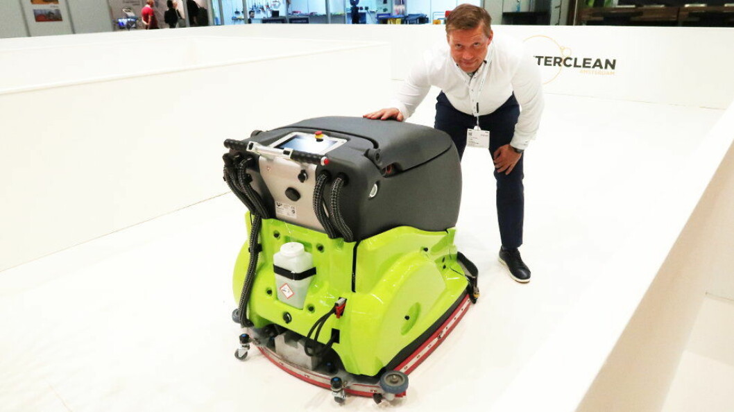 Salgs- og markedssjef Kenneth Arntzen i det norske selskapet Boss Europe er godt fornøyd med å få de aller første Adlatus-robotene utenfor fabrikkens testområde, som er Sveits.