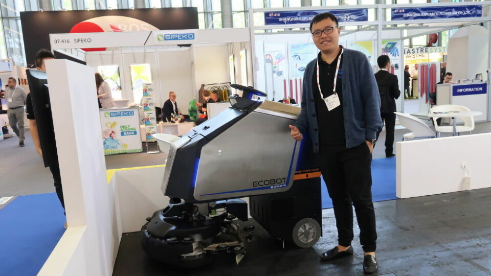 Allen Zhang fra Gaussian Robotics med Ecobot Scrub 75. 75-eren er ganske forskjellig fra Scrub 50, kunne ses under Interclean i Amsterdam 2018, og er beregnet for litt større områder. (Foto: Trond Erik Hillestad)