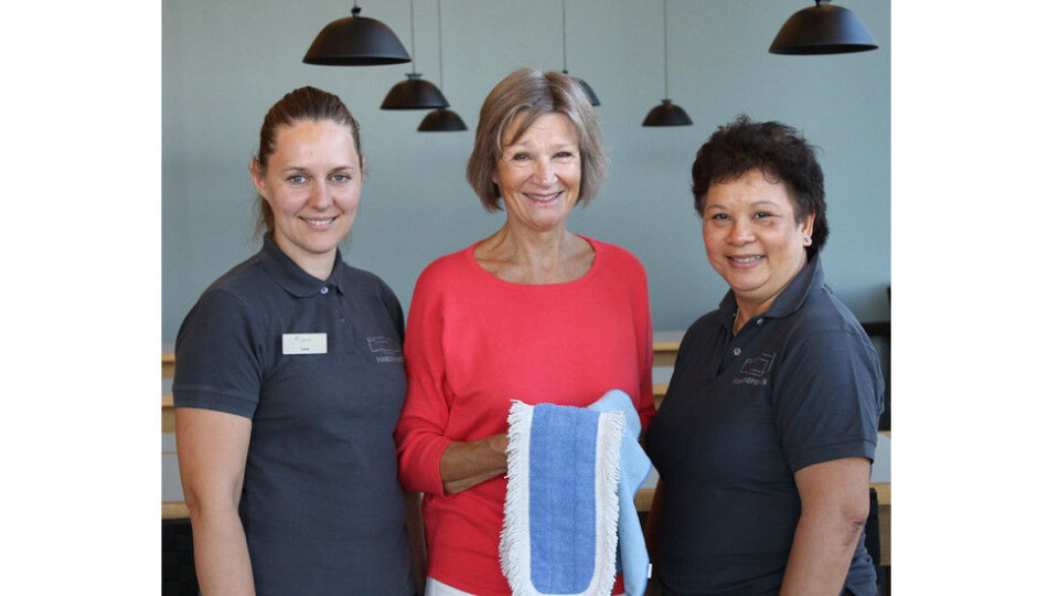 Liene Caune, Nina Fuglesang og Ninning Johansen er svært glade for at renholdstjenesten på Østlandet nå er blitt tildelt Svanemerket. (Foto: Martina Pettersen Compass Group) Liene Caune, Nina Fuglesang og Ninning Johansen er svært glade for at renholdstjenesten på Østlandet nå er blitt tildelt Svanemerket. (Foto: Martina Pettersen Compass Group)