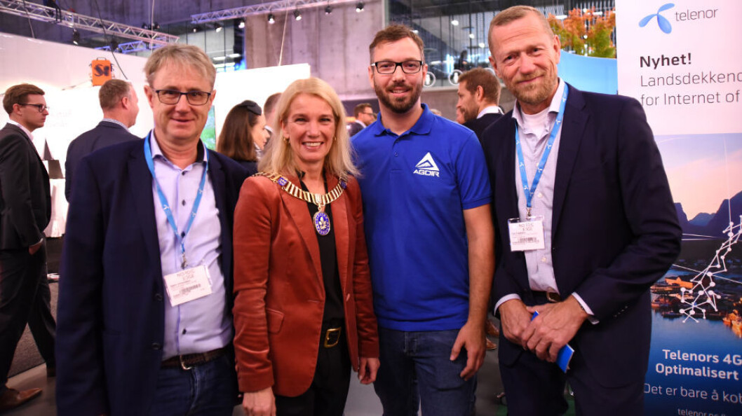 Dekningsdirektør Bjørn Amundsen, Stavangers ordfører Christine Sagen Helgø, Ande Skoog Bondevik fra Agdir og Ove Fredheim, leder av Telenors bedriftsdivisjon, under åpningen av IoT-nettet. Foto: Martin Fjellanger Dekningsdirektør Bjørn Amundsen, Stavangers ordfører Christine Sagen Helgø, Ande Skoog Bondevik fra Agdir og Ove Fredheim, leder av Telenors bedriftsdivisjon, under åpningen av IoT-nettet. Foto: Martin Fjellanger