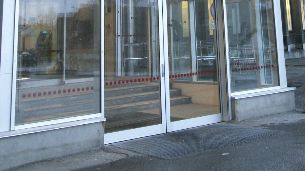 Avskrapningsrister på utsiden fjerner det grøvste (men bør være lengre enn her). Matteløsninger på innsiden begrenser mengden snø og fukt som trenger lengre inn i bygget. (Ill.foto: teh) Avskrapningsrister på utsiden fjerner det grøvste (men bør være lengre enn her). Matteløsninger på innsiden begrenser mengden snø og fukt som trenger lengre inn i bygget. (Ill.foto: teh)