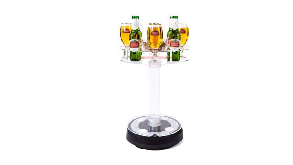 Serveringsbrett på robotstøvsuger. (Foto: Stella Artois) Serveringsbrett på robotstøvsuger. (Foto: Stella Artois)